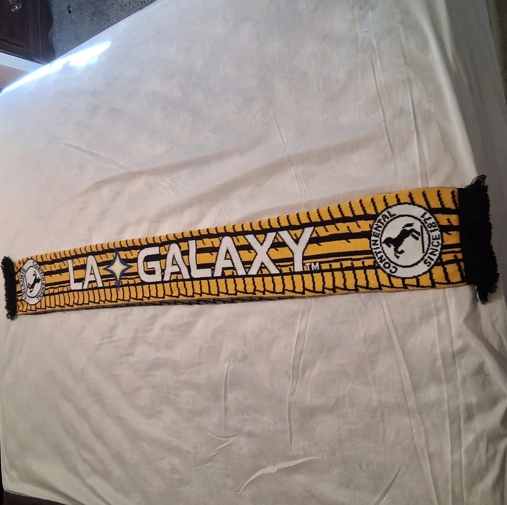 LA Galaxy‎ Scarf Reversibke Yelow-Black Continental Tire Sport Fans Winter